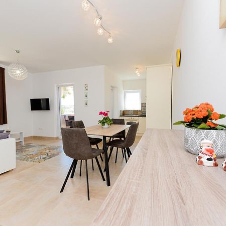 Apartments Amfora - Cozy And Modern Apartments For Up To 15 People, 100M From The Sea And Beach Stara Novalja Exterior foto
