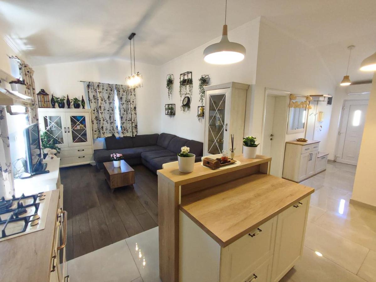 Apartments Amfora - Cozy And Modern Apartments For Up To 15 People, 100M From The Sea And Beach Stara Novalja Exterior foto