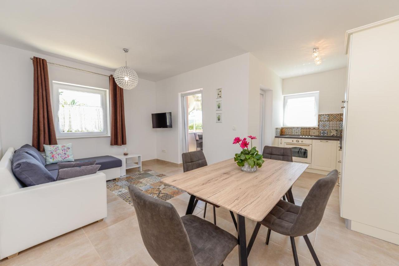 Apartments Amfora - Cozy And Modern Apartments For Up To 15 People, 100M From The Sea And Beach Stara Novalja Exterior foto